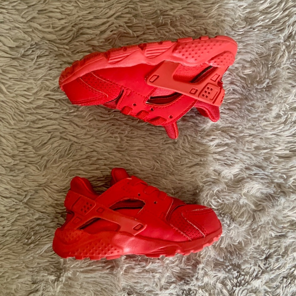 🚫SOLD🚫Red Nike Huaraches